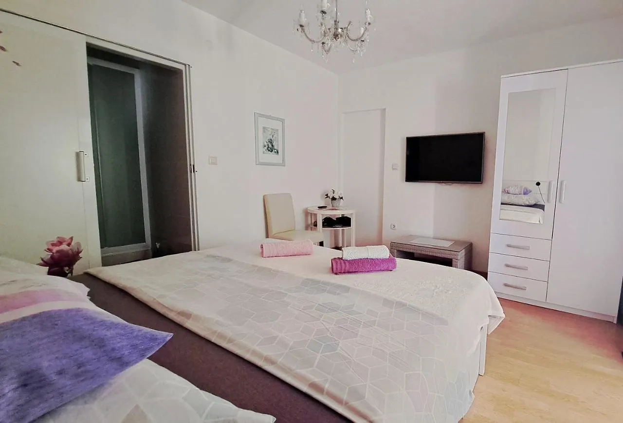 Maria Apartments Kastela 0*,